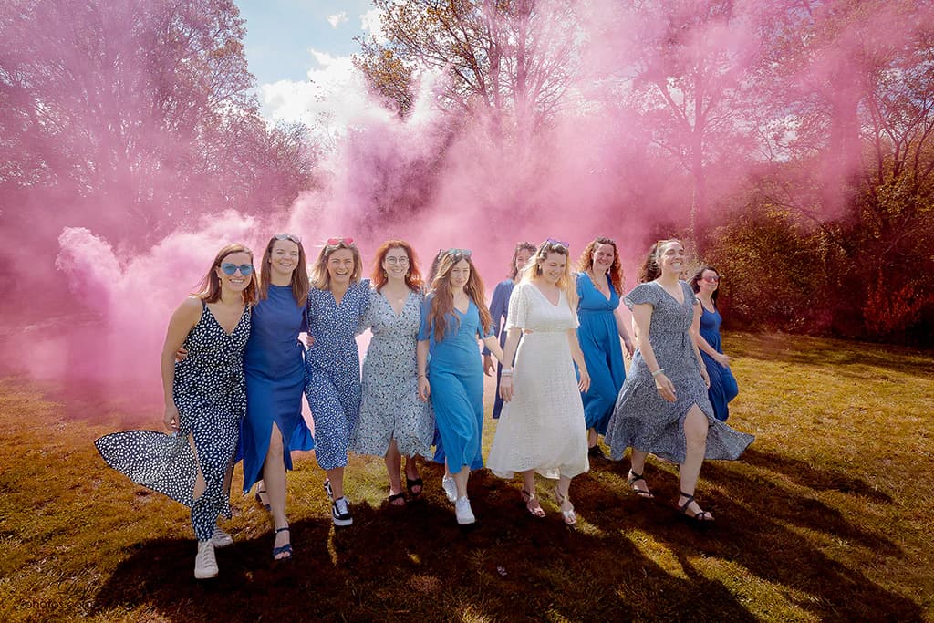 Groupe d'EVJF marchant devant une fumée rose