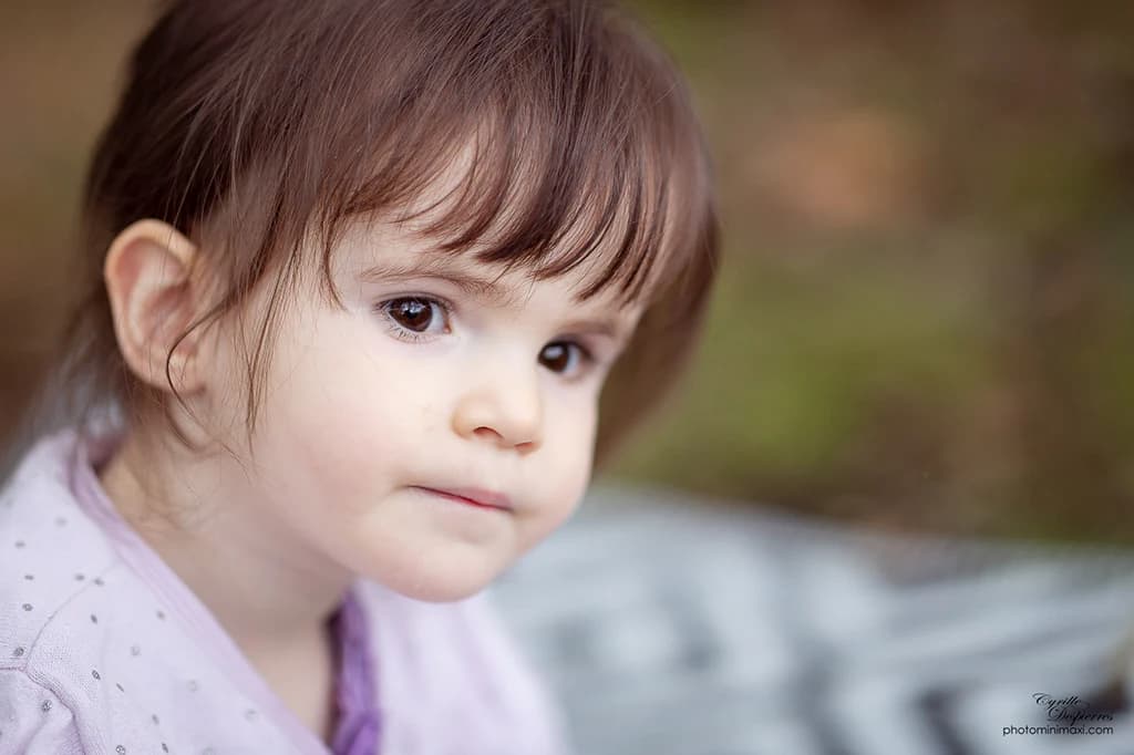 Portrait rapproché d'un jeune enfant en extérieur