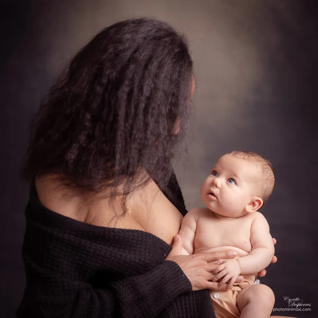 Adulte et bébé se regardant en studio