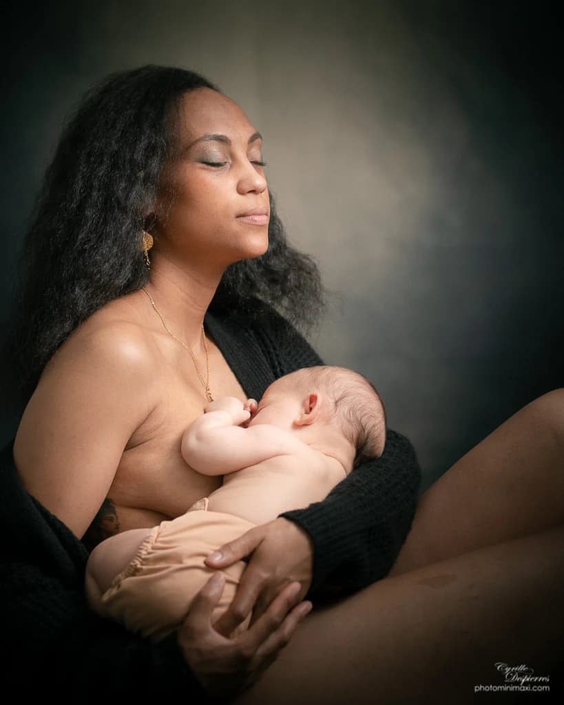 Parent allaitant son bébé dans un fauteuil