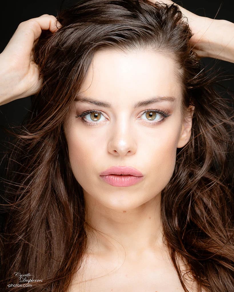 Portrait en studio d'une femme au regard clair