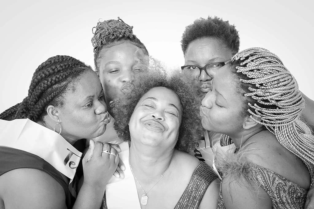 Groupe d'EVJF réuni pour un portrait en noir et blanc