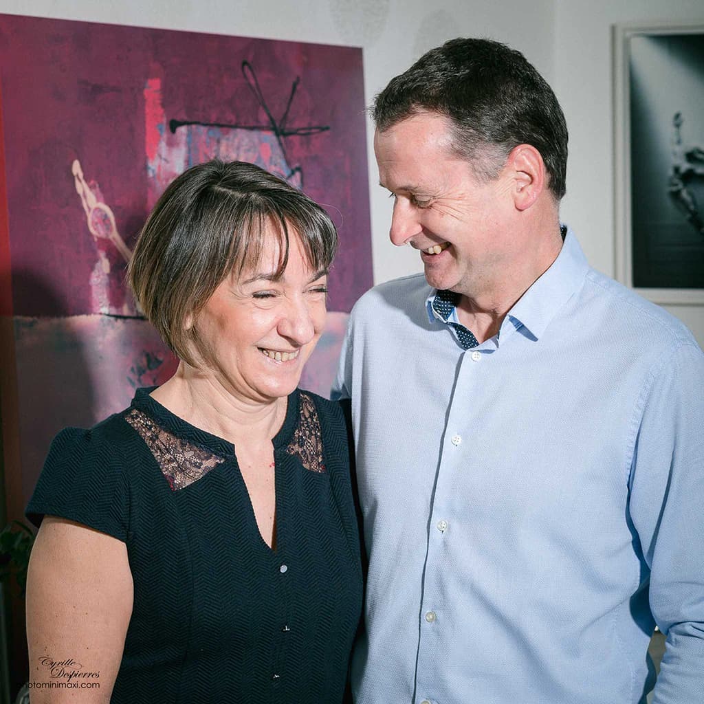 Couple souriant échangeant un regard en intérieur
