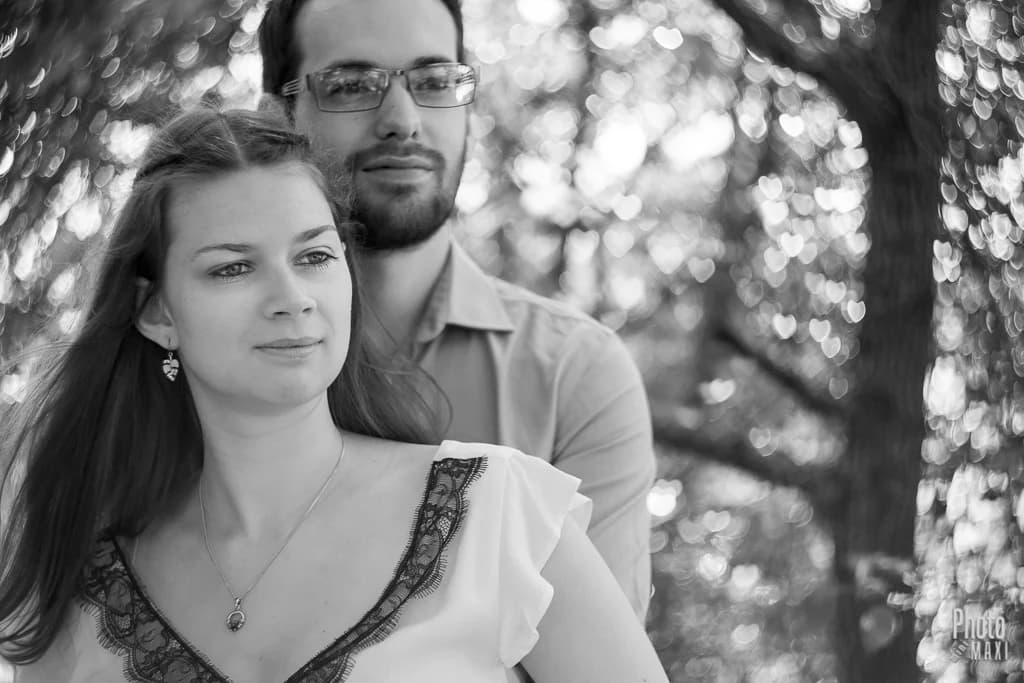 Portrait de couple en noir et blanc dans la nature