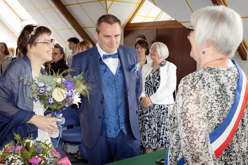 Couple de mariage pendant une cérémonie civile