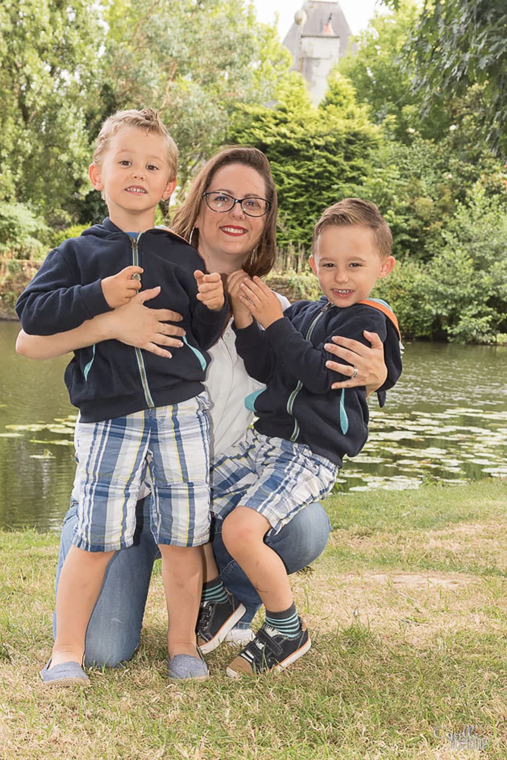 Portrait de famille avec deux enfants dans un jardin