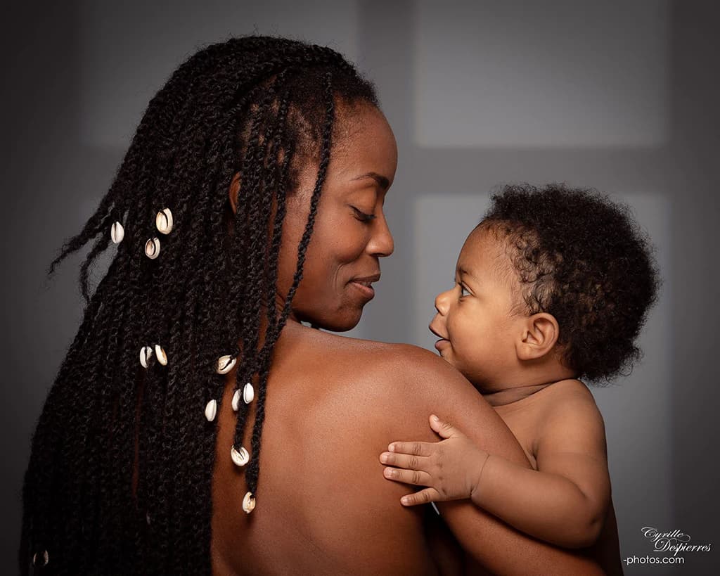 Parent et bébé se regardant en studio