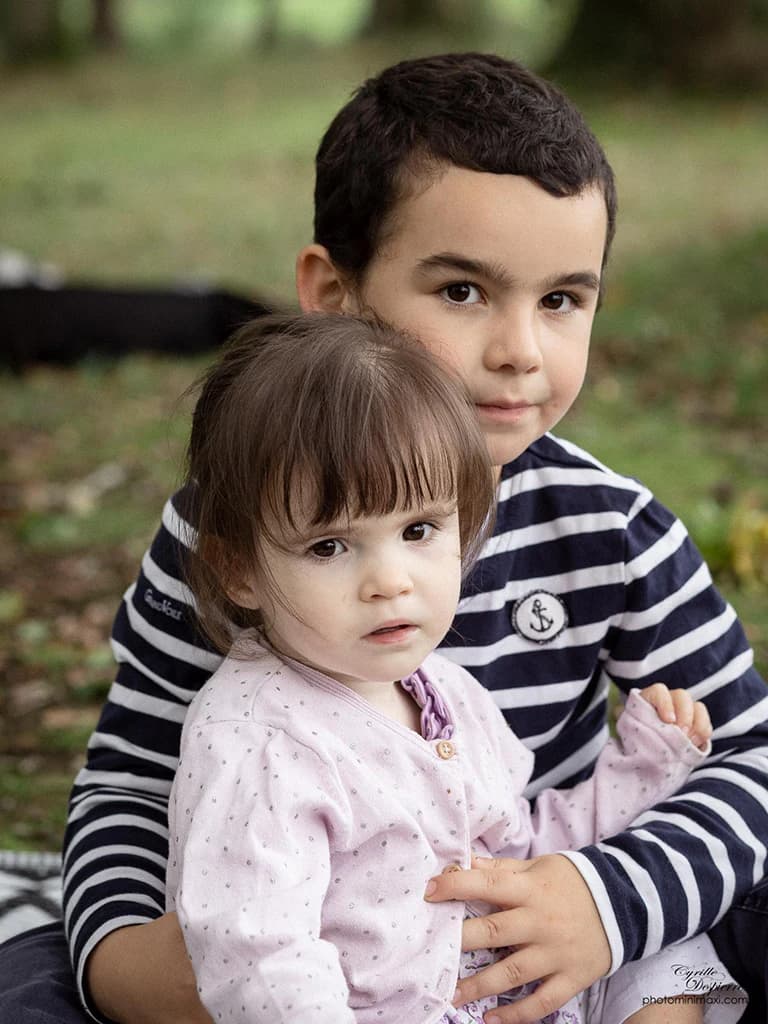 Portrait de deux enfants réunis en extérieur