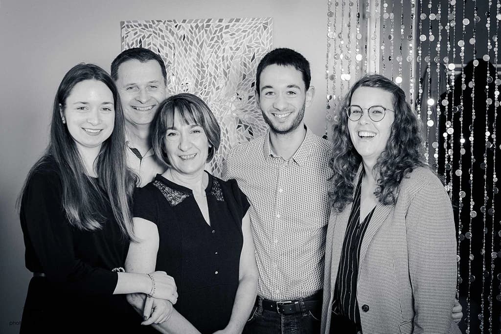 Portrait de famille nombreuse en noir et blanc