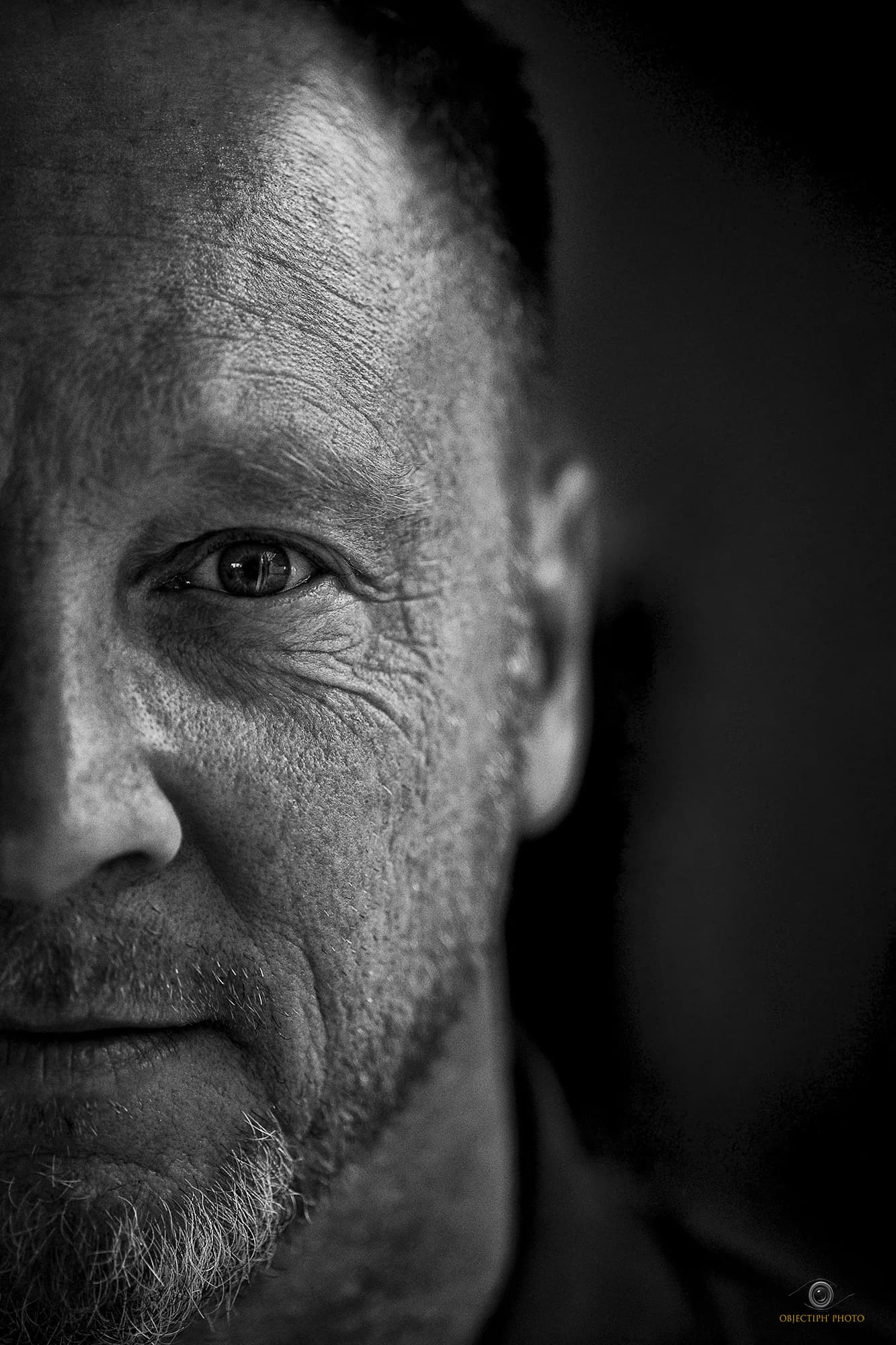 Portrait masculin en noir et blanc éclairé de côté