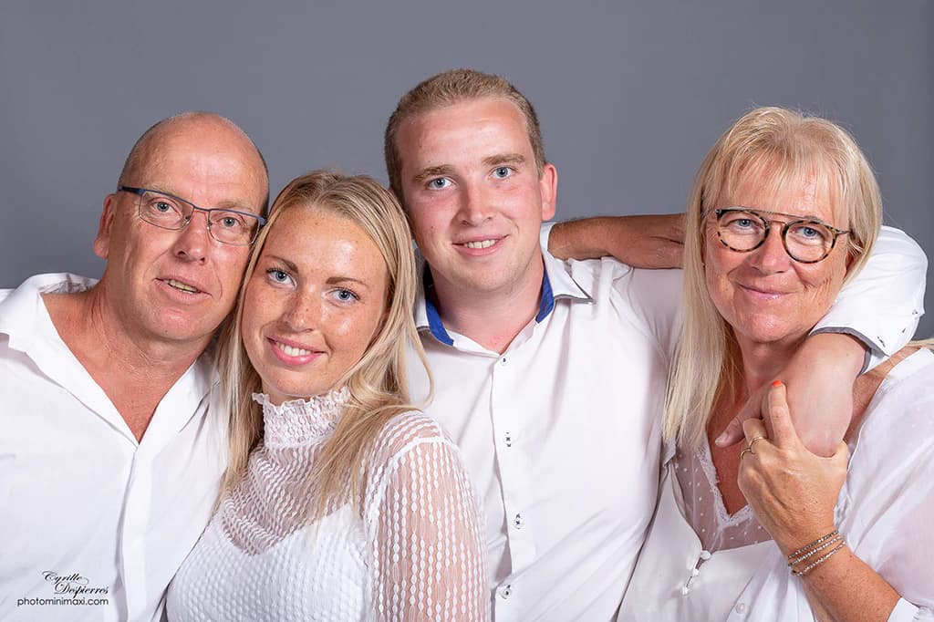 Portrait de quatre personnes réunies en studio