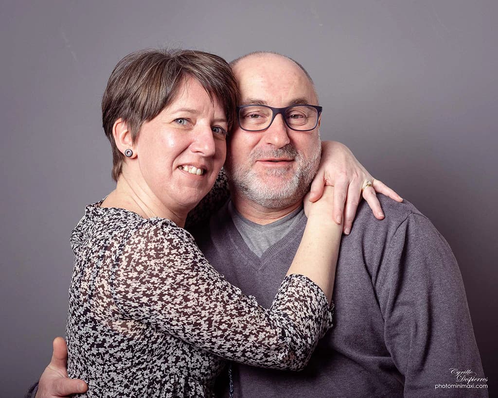 Portrait en studio de deux personnes enlacées