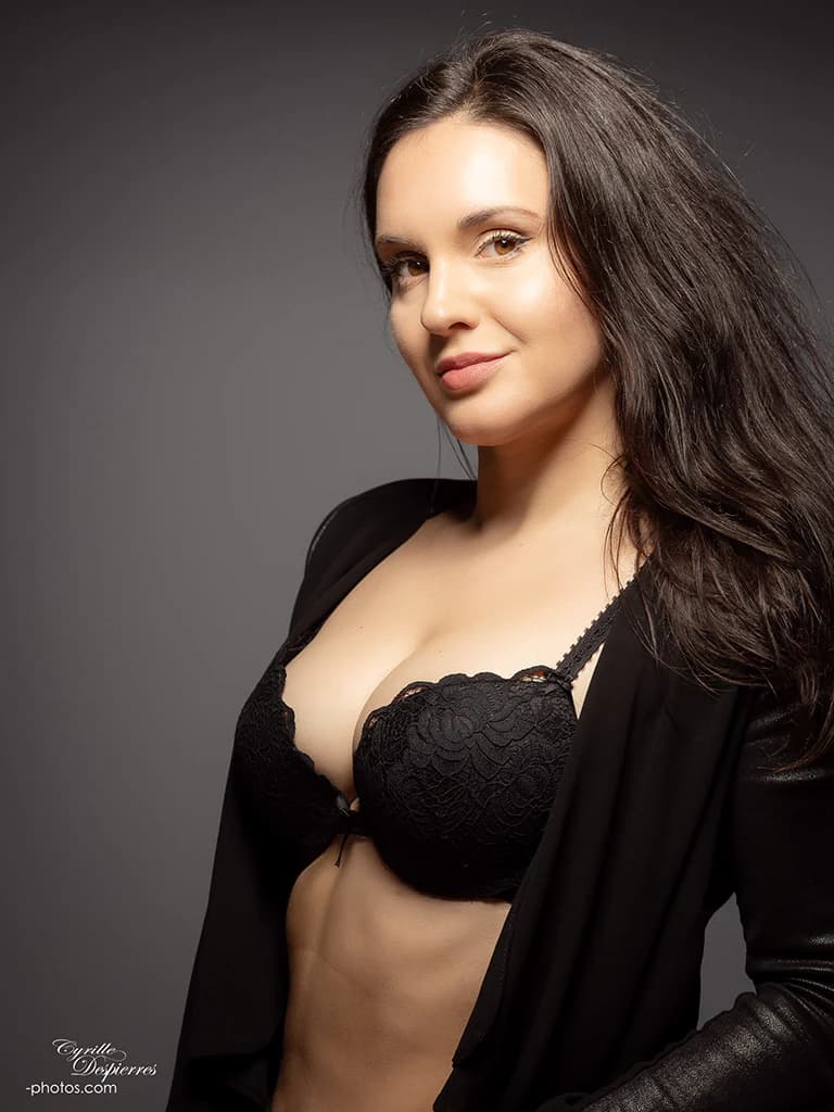 Portrait boudoir en studio sur fond noir